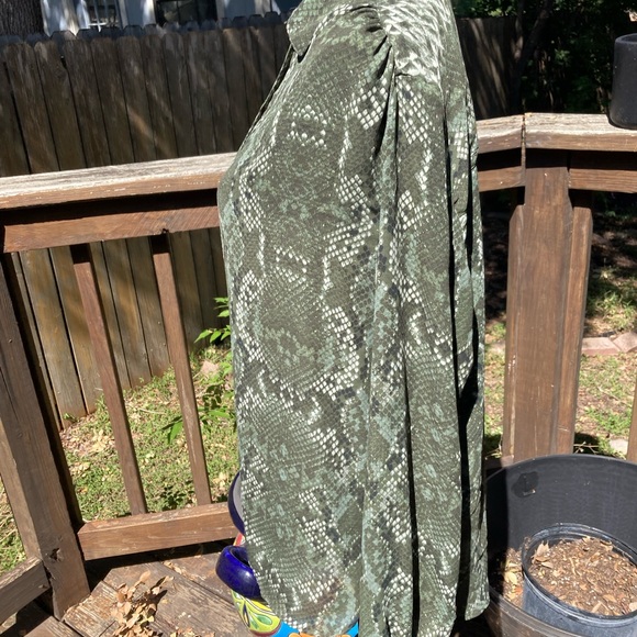 Women’s H&MSnakeskin Pattern Green and Black Blouse size 14 - Picture 3 of 5